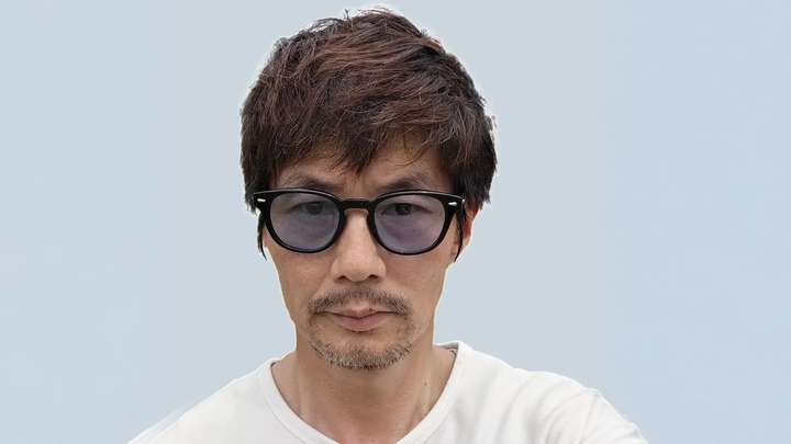 黒縁メガネの本人の顔写真