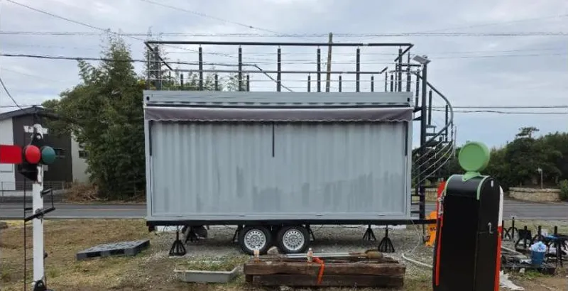 外房の敷地に置いたコンテナ型トレーラーの写真